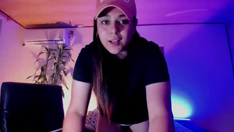 Snapshot of mrbuu_ chatting on December 19, 3:18 am Laura online show from December 19, 3:18 am