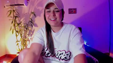 Snapshot of mrbuu_ chatting on December 20, 6:29 am Laura online show from December 20, 6:29 am