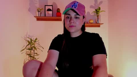 Snapshot of mrbuu_ chatting on January 23, 5:02 am Laura online show from January 23, 5:02 am