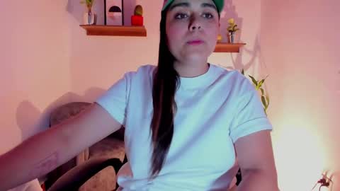 Snapshot of mrbuu_ chatting on February 15, 2:58 am Laura online show from February 15, 2:58 am