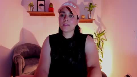 Snapshot of mrbuu_ chatting on February 20, 4:18 am Laura online show from February 20, 4:18 am