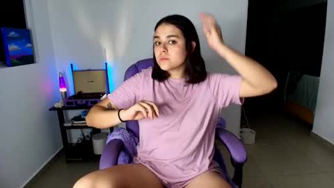 Snapshot of mrbuu_ chatting on September 21, 2:57 am Laura online show from September 21, 2:57 am