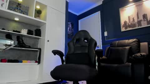 Snapshot of mrfrank_tattoo chatting on June 5, 4:13 pm MrFrank. online show from June 5, 4:13 pm