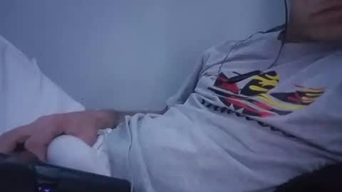 Snapshot of mrj1979 chatting on December 6, 10:16 am mrj1979 online show from December 6, 10:16 am