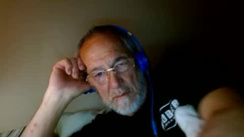 Snapshot of mrtease5 chatting on April 18, 4:49 am mrtease5 online show from April 18, 4:49 am