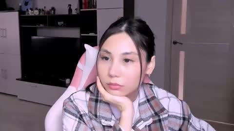 ms_emily_ online show from March 6, 12:01 pm