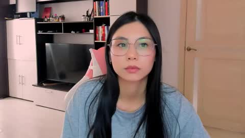 ms_emily_ online show from May 18, 12:33 pm