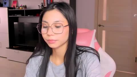 ms_emily_ online show from June 9, 11:33 am