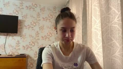 Snapshot of muibuzick chatting on February 24, 6:44 am Tia online show from February 24, 6:44 am