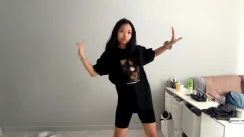 Mia online show from March 16, 5:44 am