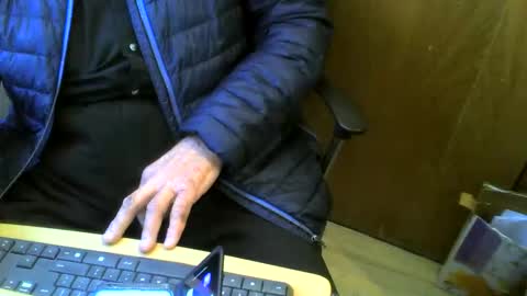 Snapshot of muller520 chatting on October 27, 7:12 am muller520 online show from October 27, 7:12 am