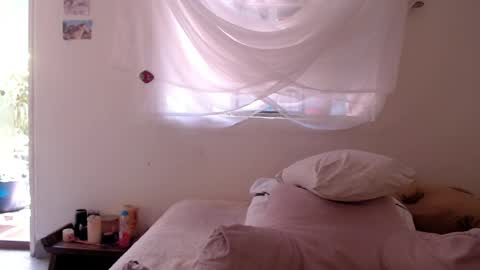   online show from April 1, 5:10 pm