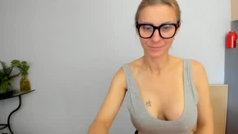 Snapshot of munishpunish chatting on December 9, 10:54 am LOVELY JULIA Peter DAY online show from December 9, 10:54 am