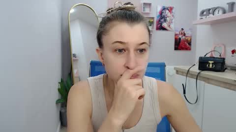 Snapshot of muriel_elvin chatting on September 12, 8:47 am muriel_elvin online show from September 12, 8:47 am