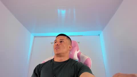 Snapshot of muscle_man07 chatting on December 19, 10:28 pm Muscle Man online show from December 19, 10:28 pm