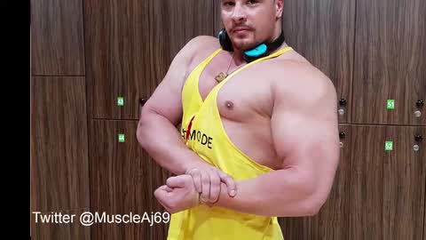Snapshot of muscleaj69 chatting on December 22, 6:37 pm AJ online show from December 22, 6:37 pm