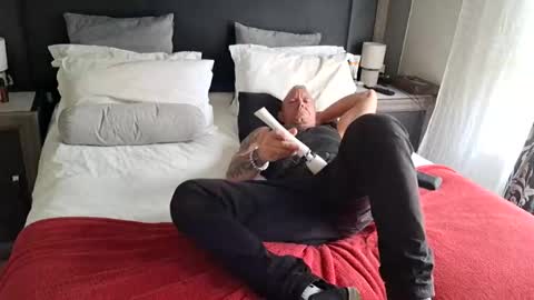 Snapshot of muscledaddy69s chatting on April 24, 10:28 am muscledaddy69s online show from April 24, 10:28 am