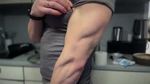 Snapshot of musclehair3 chatting on December 18, 7:41 pm musclehair3 online show from December 18, 7:41 pm