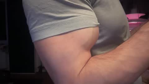 Snapshot of musclehair3 chatting on February 16, 8:44 pm musclehair3 online show from February 16, 8:44 pm