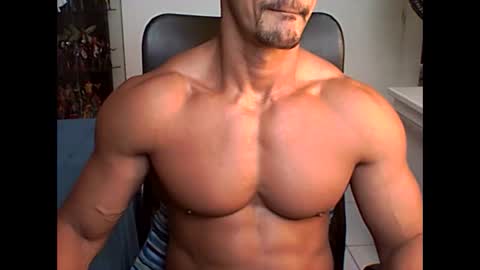 Snapshot of muscleoss chatting on January 9, 7:40 pm muscleoss online show from January 9, 7:40 pm