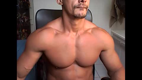 Snapshot of muscleoss chatting on January 14, 2:32 pm muscleoss online show from January 14, 2:32 pm