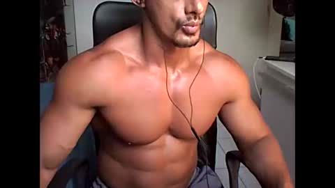 Snapshot of muscleoss chatting on January 21, 8:00 pm muscleoss online show from January 21, 8:00 pm