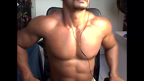 Snapshot of muscleoss chatting on January 23, 9:39 pm muscleoss online show from January 23, 9:39 pm