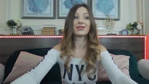 Luna  online show from February 3, 8:25 pm