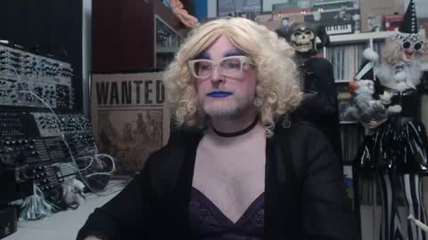 Snapshot of muziknerd chatting on December 11, 5:21 am Muziknerd online show from December 11, 5:21 am