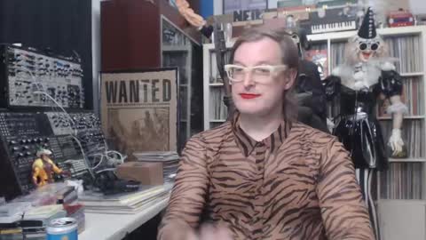 Snapshot of muziknerd chatting on September 14, 5:39 am Muziknerd online show from September 14, 5:39 am