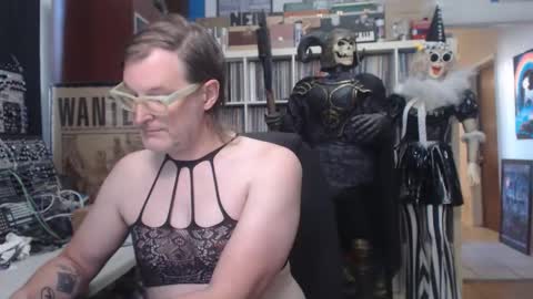 Snapshot of muziknerd chatting on October 16, 9:16 pm Muziknerd online show from October 16, 9:16 pm