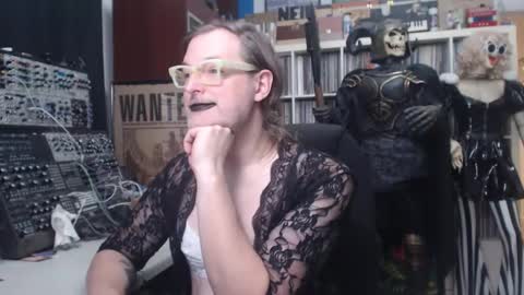 Snapshot of muziknerd chatting on November 21, 1:04 am Muziknerd online show from November 21, 1:04 am