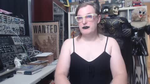 Snapshot of muziknerd chatting on December 18, 9:32 pm Muziknerd online show from December 18, 9:32 pm