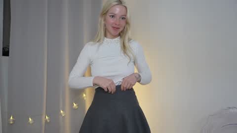 Snapshot of my_stella chatting on January 16, 5:01 pm STELLA Im here today online show from January 16, 5:01 pm