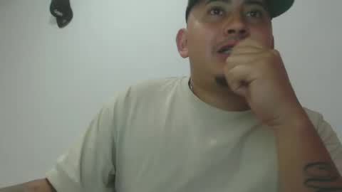 Snapshot of myke_andrade chatting on March 2, 5:01 am myke_andrade online show from March 2, 5:01 am