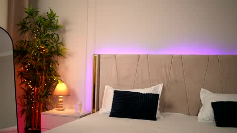 Snapshot of myriamfox_ chatting on April 9, 11:59 am Miryam online show from April 9, 11:59 am