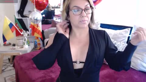 Snapshot of myrnasexxx chatting on March 7, 11:51 am Myrna Sessions online show from March 7, 11:51 am
