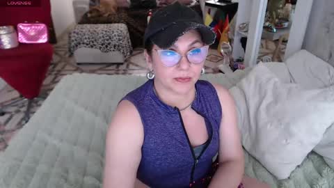 Snapshot of myrnasexxx chatting on April 22, 9:49 pm Myrna Sessions online show from April 22, 9:49 pm