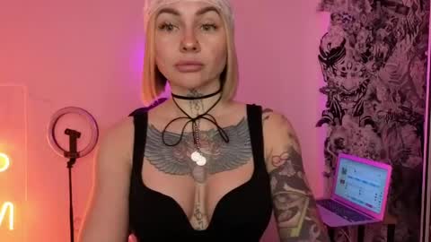 Snapshot of mysterious_twist chatting on March 23, 4:22 pm mysterious_twist online show from March 23, 4:22 pm