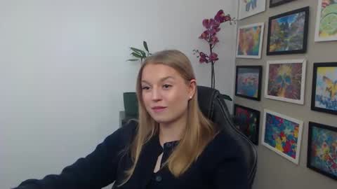 Snapshot of mysteryericax chatting on April 7, 10:05 am Erica online show from April 7, 10:05 am