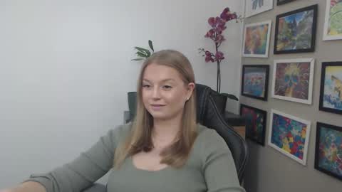 Snapshot of mysteryericax chatting on April 10, 8:30 am Erica online show from April 10, 8:30 am