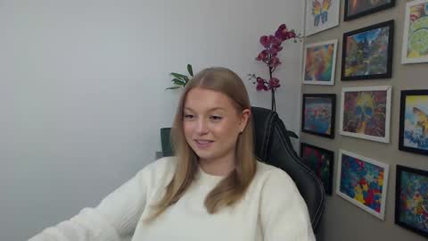 Snapshot of mysteryericax chatting on April 13, 9:48 am Erica online show from April 13, 9:48 am