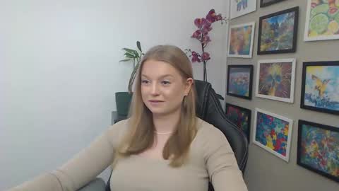 Snapshot of mysteryericax chatting on April 15, 8:32 am Erica online show from April 15, 8:32 am