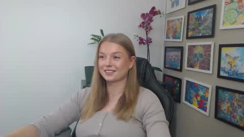 Snapshot of mysteryericax chatting on April 16, 9:10 am Erica online show from April 16, 9:10 am