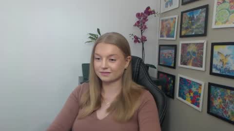 Snapshot of mysteryericax chatting on April 18, 12:42 pm Erica online show from April 18, 12:42 pm
