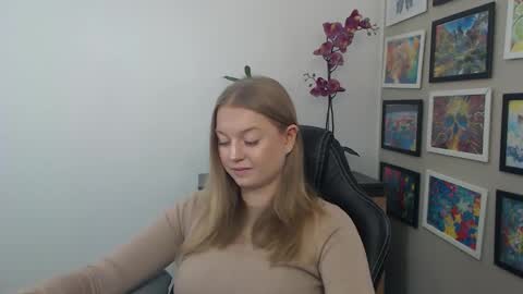 Snapshot of mysteryericax chatting on April 21, 7:47 am Erica online show from April 21, 7:47 am