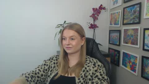 Snapshot of mysteryericax chatting on April 23, 8:57 am Erica online show from April 23, 8:57 am