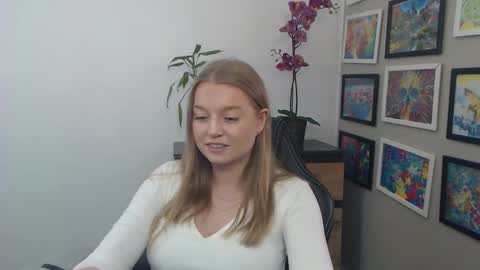 Snapshot of mysteryericax chatting on April 24, 10:07 am Erica online show from April 24, 10:07 am