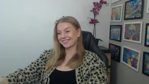 Snapshot of mysteryericax chatting on April 26, 10:24 am Erica online show from April 26, 10:24 am