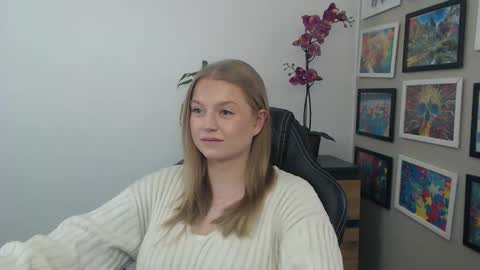 Snapshot of mysteryericax chatting on April 27, 10:24 am Erica online show from April 27, 10:24 am